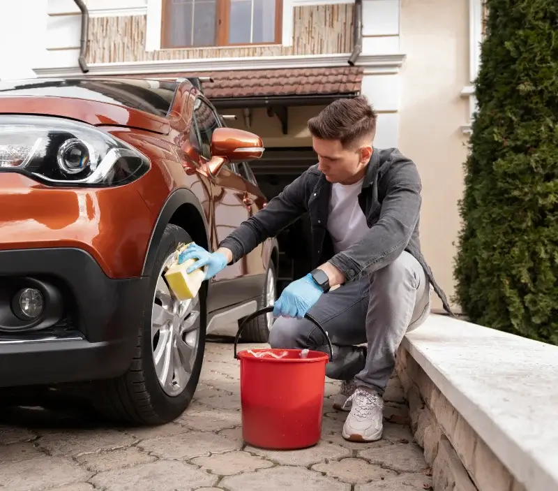 Lavage auto à domicile Treize-Septiers : professionnel intervenant sur un véhicule